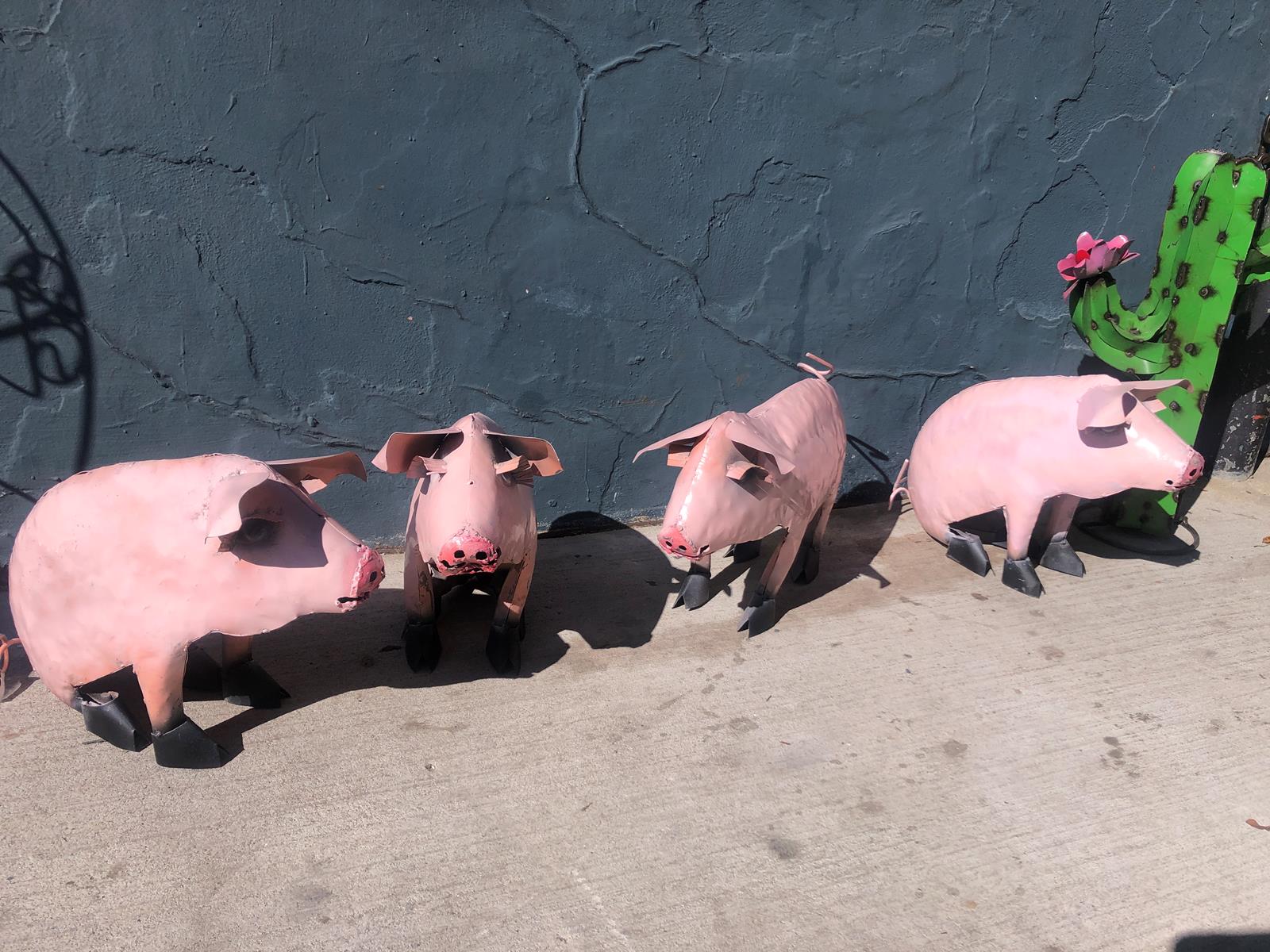 SMALL PINK GARDEN PIGS 0